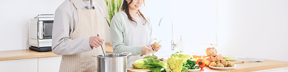 キッチンで夫婦で料理